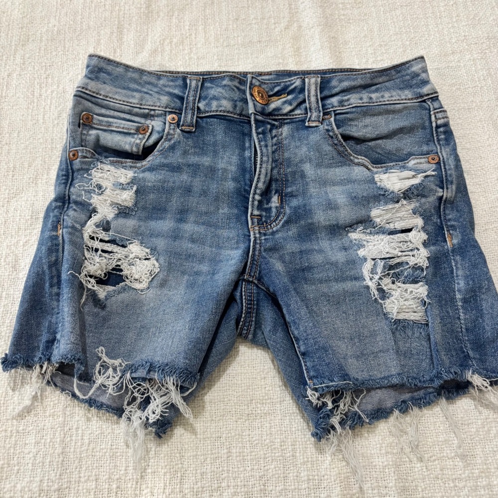 American Eagle Distressed Denim Shorts Medium Wash Raw Hem Size 2